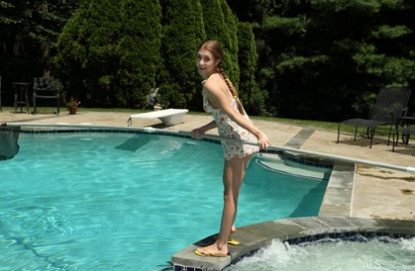 Die junge Amateurin Audrey Hempburne zeigt ihre weit geöffnete Muschi am Pool