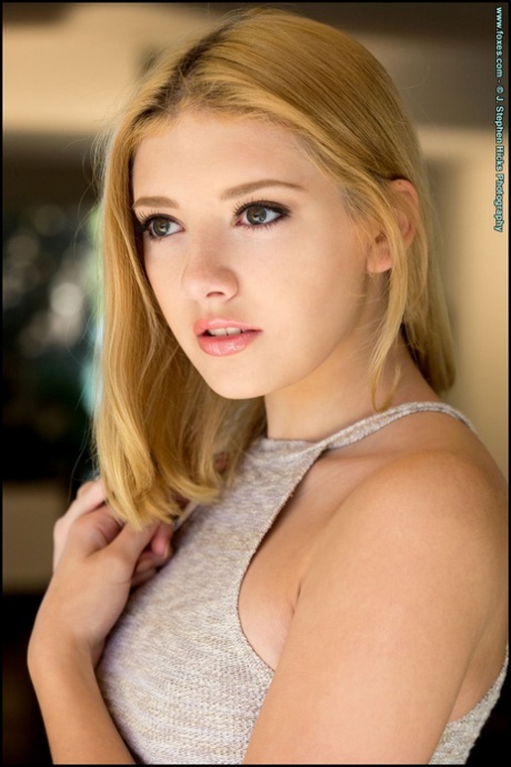 La teenager Lena Anderson si tocca la sua bella figa dopo essersi denudata
