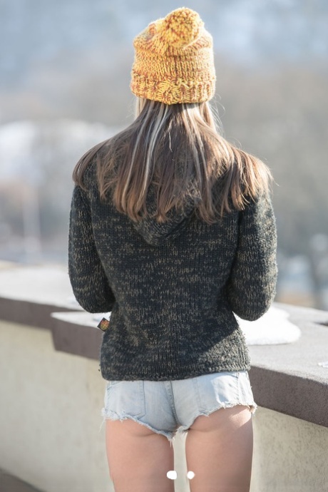 Tenké teen Gina G smáčí její nadržená kočička ve vaně, než se šíří prst