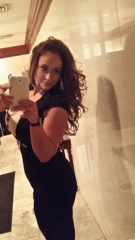 MILF色情明星伊娃-诺蒂在家中闲逛时拍摄的裸体自拍照