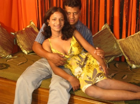 MILF india se libera de un vestido de verano antes del sexo con su novio