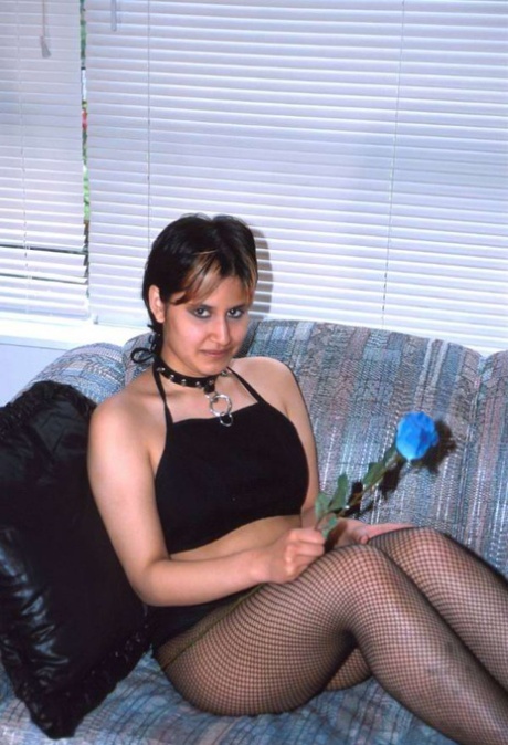 Una chica india descubre sus tetas naturales con medias de rejilla