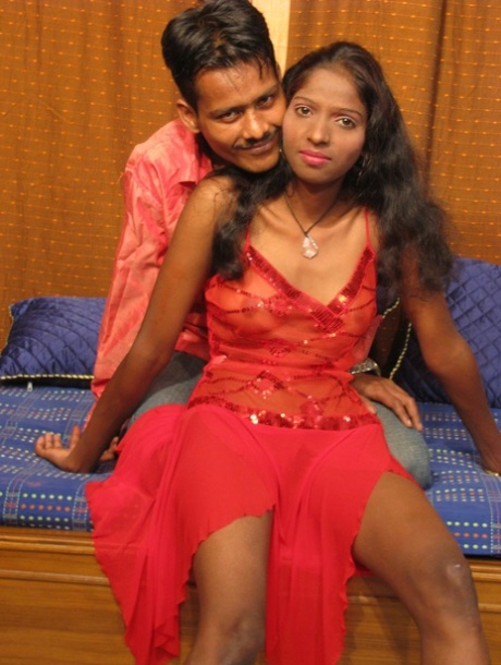 Une jeune Indienne mince est masturbée avant d