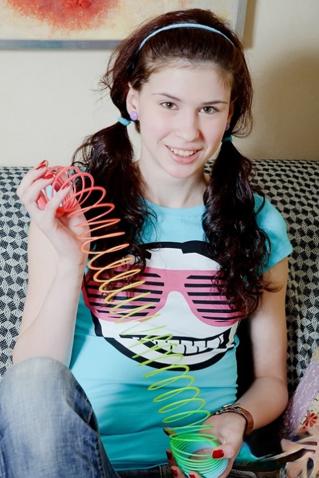 Une jeune fille se retrouve sur le dessus lors d