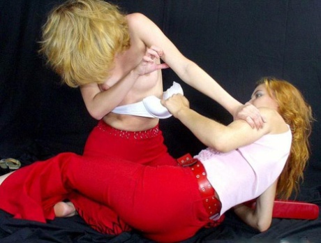 Blonďaté lesbičky spolu zápasí během nejhoršího období jejich vztahu