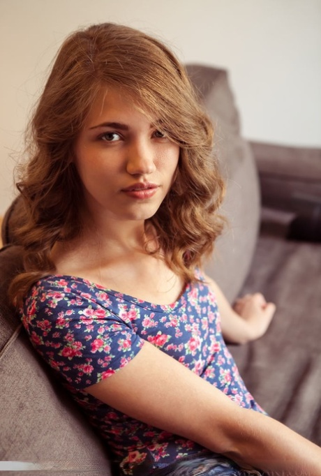 A bela adolescente Jasmina mostra a sua doce rata depois de se despir.