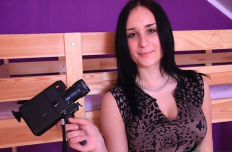 Ragazza dai capelli scuri con grandi tette e un bel sedere si registra mentre si spoglia