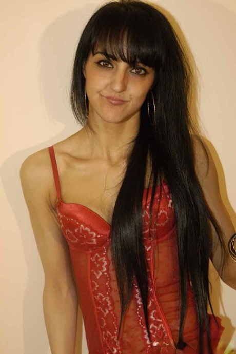 Brünette Küken Aaliyah Banu bekommt Sperma auf Gesicht, während auf Knien für einen Blowbang