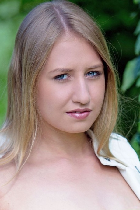 Naturliga blondinen Sabrina Blanc visar sina fina bröst i blå jeans