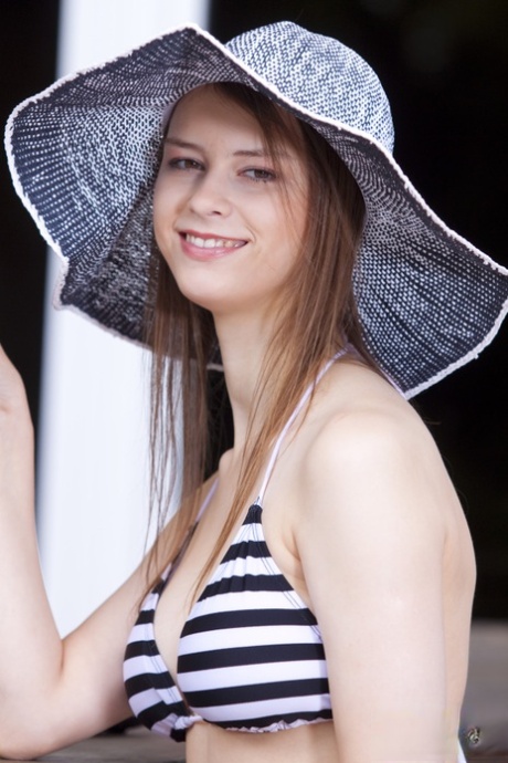 Sexy junges Mädchen hockt nackt für Oldman Ball lecken Sitzung im Freien