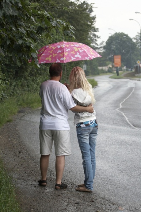 Junge Blondine nimmt einen Brolly von einem alten Mann an, bevor sie ihn fickt