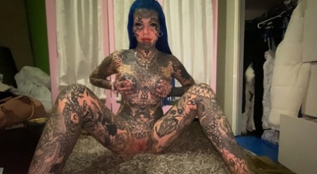 La ragazza Alt mostra il suo corpo pesantemente inchiostrato e la sua figa rosa stretta in una volta sola