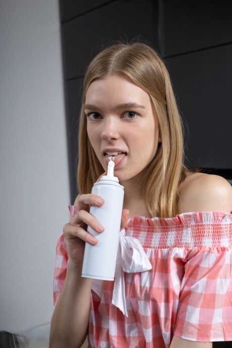 Benige tiener Junia gaat helemaal naakt terwijl ze haar ontbijt klaarmaakt