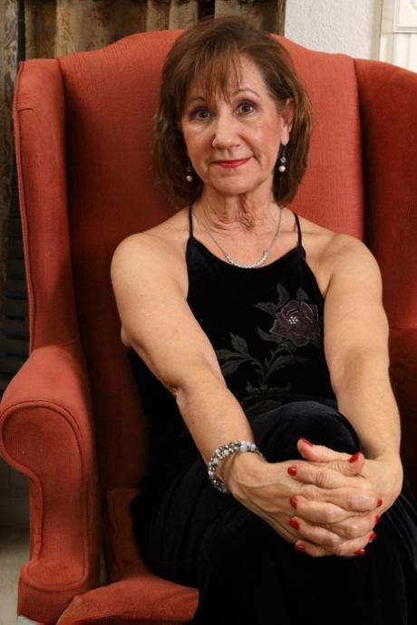 Mais de 30 mulheres Lynn faz um vestido e uma mangueira antes de dedilhar a vagina.