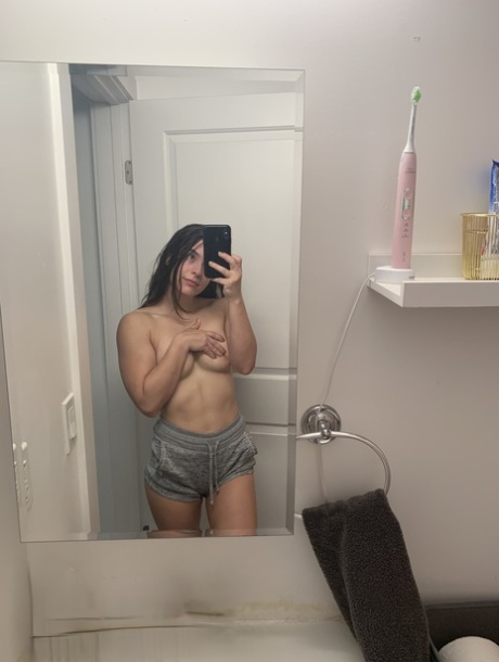 Solomodell Abbie Maley macht Spiegel-Selfies, während sie sich komplett auszieht