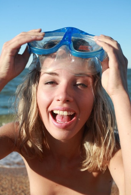 18letá blondýnka Nicole V pózuje nahá na pláži ve výstroji na šnorchlování