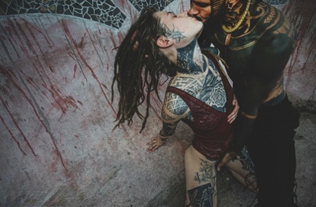 Silně potetovaný pár se věnuje orálnímu sexu v bazénu pro bruslaře