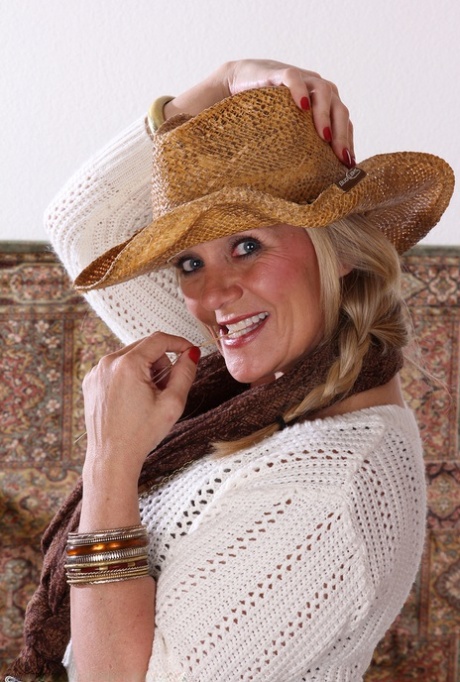 Moden blondine Sherri Donovan deler sin fisse i cowgirl-støvler efter afklædning