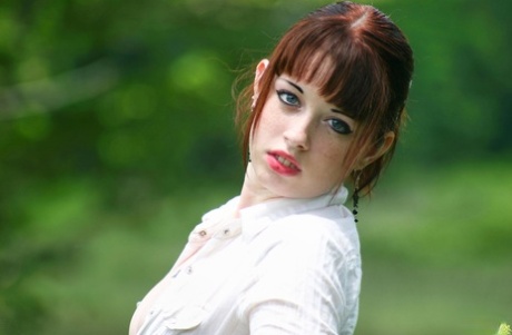 业余女孩与红发芭比A暴露她的乳房，而在一个草场上