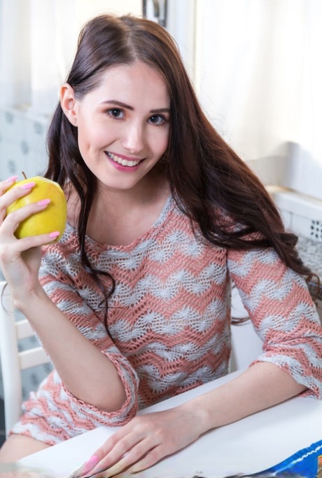 La teenager britannica Vanessa Angel mette in mostra il suo bellissimo corpo mentre è in cucina