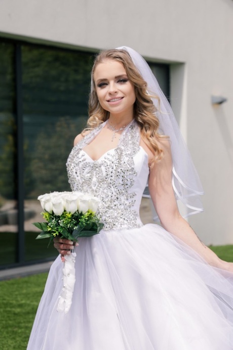 La modelo Alexa Flexy tiene sexo duro el día de su boda