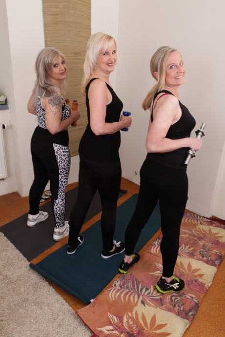 Ältere Blondinen nehmen während eines Trainings an Hardcore-POV-Sex teil