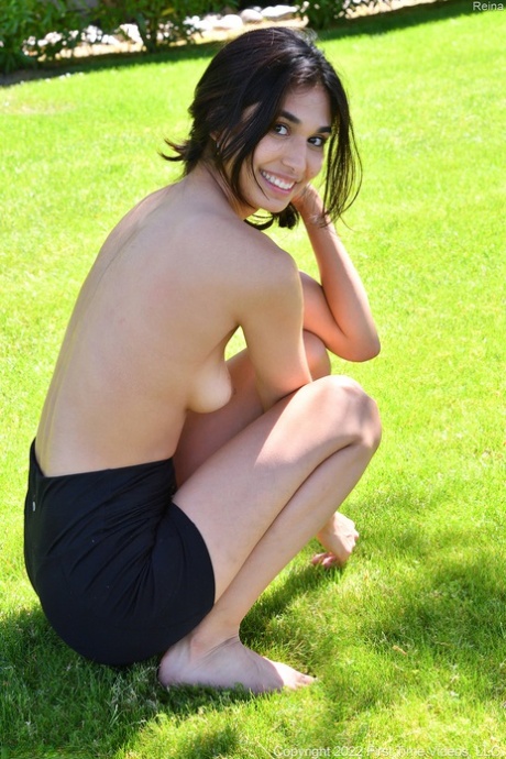 Belleza morena flexible Reina Rae se desnuda al aire libre antes de hacer ejercicio