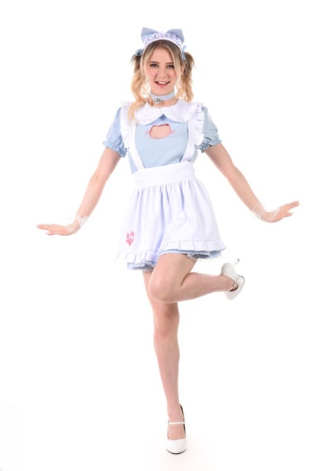 Het jonge blonde dienstmeisje Melody Marks trekt haar uniform uit voordat ze met haar kutje speelt