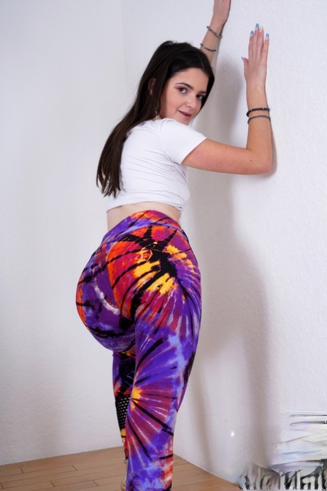 Magere brunette Bella Forbes toont haar roze kutje op een trap