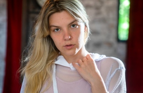 Den blonde tenåringen Mischa Wren viser frem sin fyldige busk mens hun leker med rumpehullet sitt
