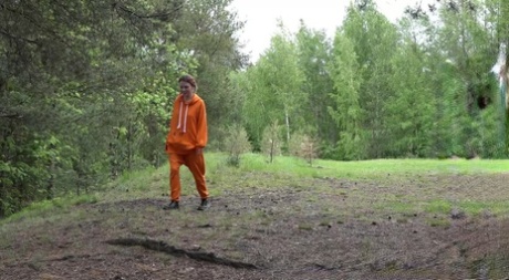La jolie Jeanna se fait surprendre en train de pisser dans les bois, contre un arbre.