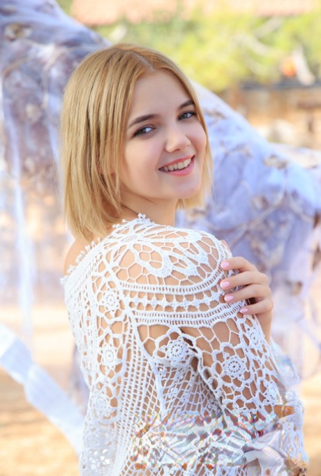 A doce Chanel Fenn adolescente loira fica nua numa mesa de piquenique