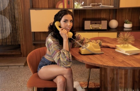 Hete brunette Rachel Rivers stript haar hakken na een gesprek op een retro telefoon