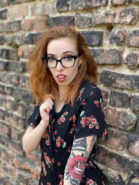 纹身红发女孩 Giada Suicide 在被操后用手指自己的阴部和屁眼