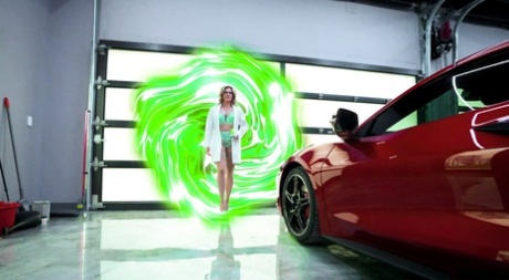 Os melhores amigos brincam com esperma durante um gangbang invertido