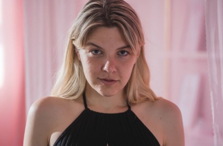 Vieze blonde tiener Mischa Wren masturbeert met seksspeeltjes op bed