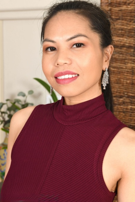 A MILF asiática Evie Ling brinca com a sua rata e cu depois de se despir