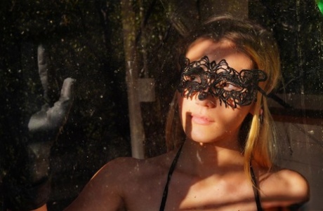 Sexiga tonåringen Stefany tar av sig maskeradmasken i en avslöjande bodystocking