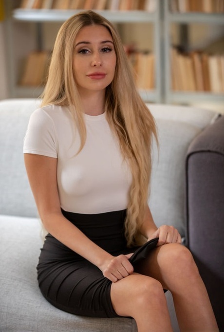 Smuk blond teen bliver helt nøgen under et solo engagement