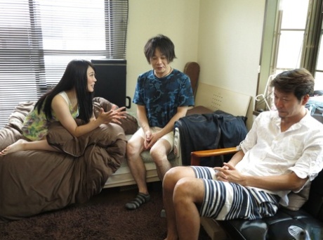 Japansk pige Yui Kaagoe har køn med et par drenge på en gang