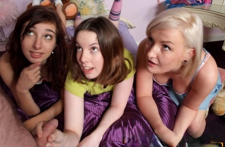 三つのイギリスの女の子をCFNM blowjobs中のコースのsleepover
