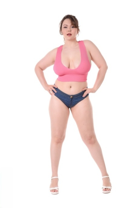 A morena grossa Peachy Alice despe-se antes de se masturbar com um vibrador
