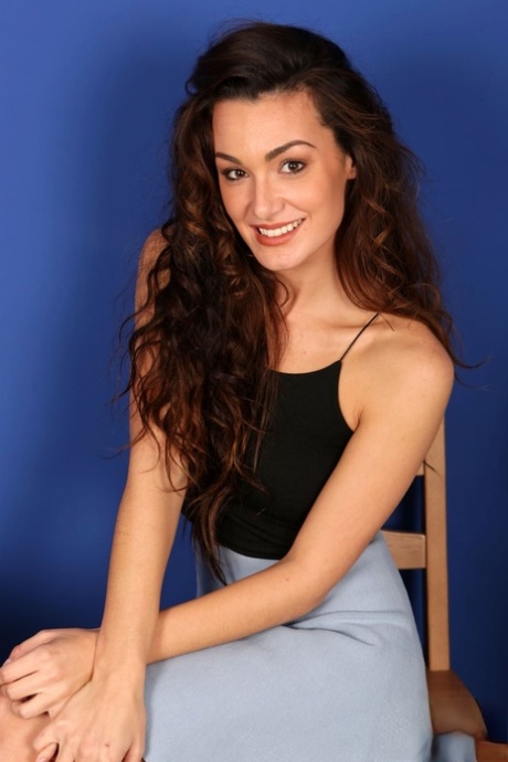 Krásná brunetka Laura Strauss bliká její koukání pod sukně kalhotky na kuchyňském stole