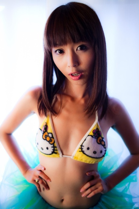 Le asiatiche Marica Hase e London Keyes si alternano come modelle soliste