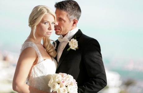A loira Anikka Albrite é fodida pelo seu novo marido depois do casamento