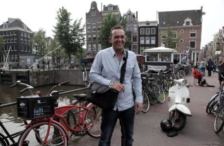 Due ragazzi fanno sesso con delle prostitute durante un viaggio nel Red Light District