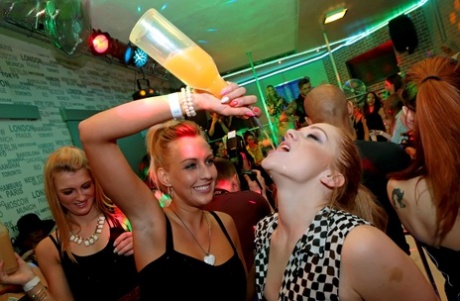 Le ragazze che vanno alle feste in discoteca si ubriacano e succhiano gli spogliarelli maschili