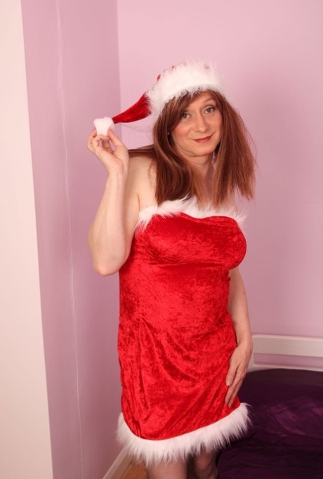 Lucimay er kledd ut som en slem julenisse på denne julefotograferingen.