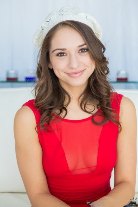 Bella latina con un bel sorriso e grandi tette di nome Sara Luvv