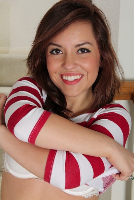 Søt brunette ungdoms jente Alina sprer seg som barbert fitte